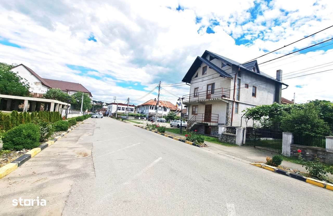 Casă spațioasă în Novaci – ideală pentru locuință sau investiție - Imagine principală: 2/19