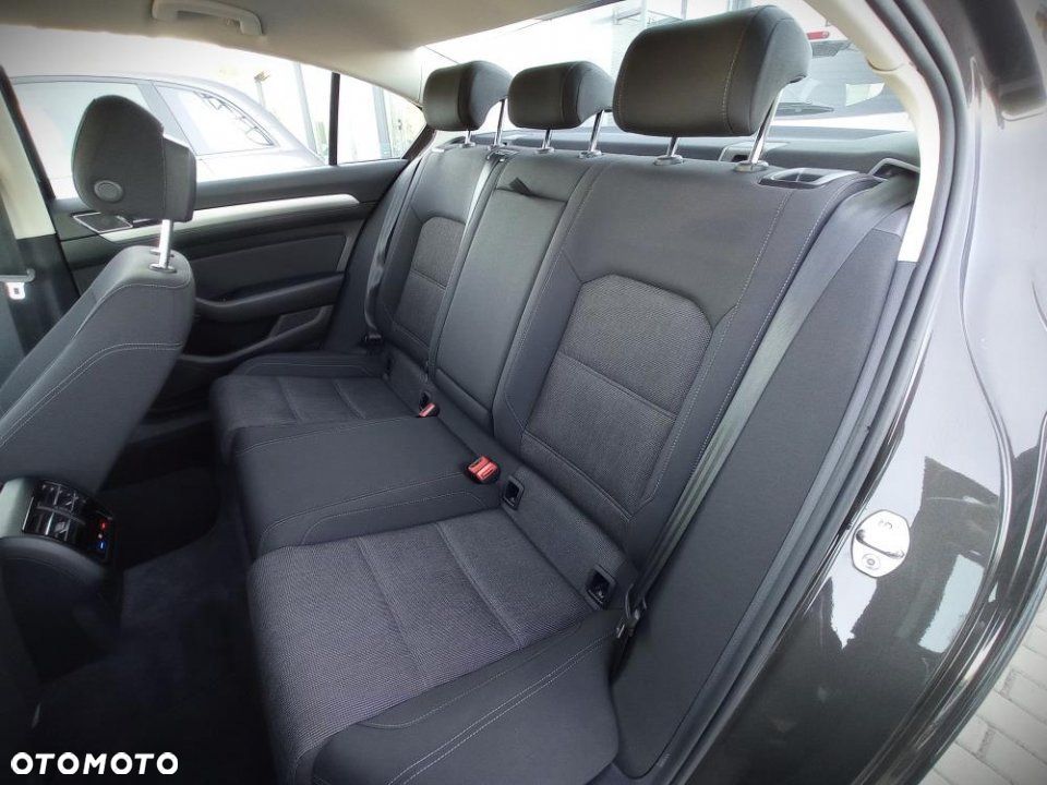 Volkswagen Passat - 13
