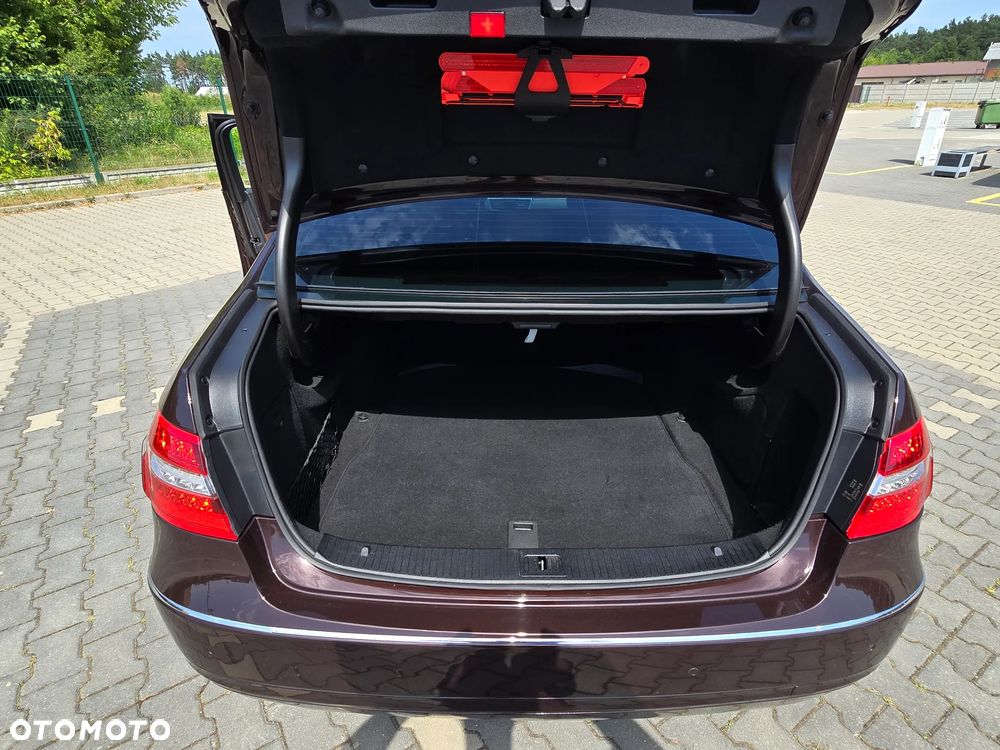 Mercedes-Benz Klasa E 250 CGI BlueEFFICIENCY 7G-TRONIC Avantgarde - 32