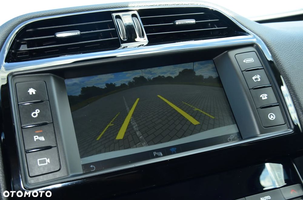 Jaguar XE 2.0 D Prestige - 29