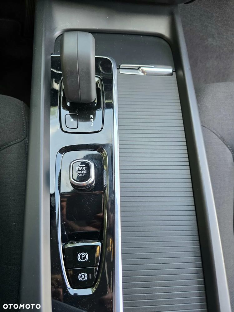 Volvo XC 60 B5 B AWD Momentum Pro - 24
