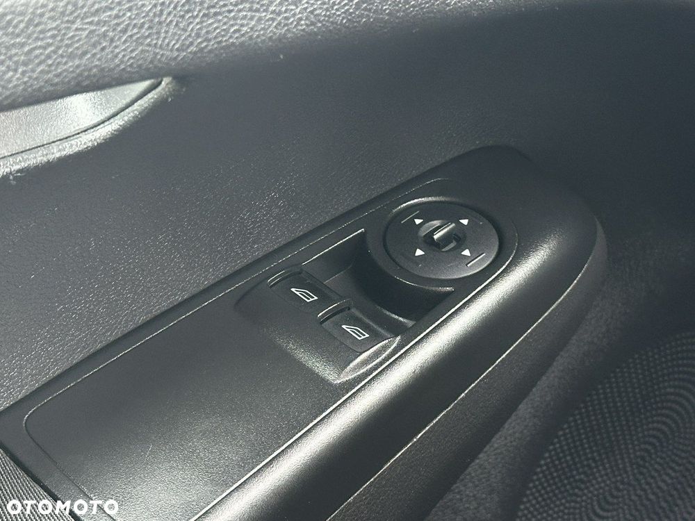 Ford Transit Courier - 19