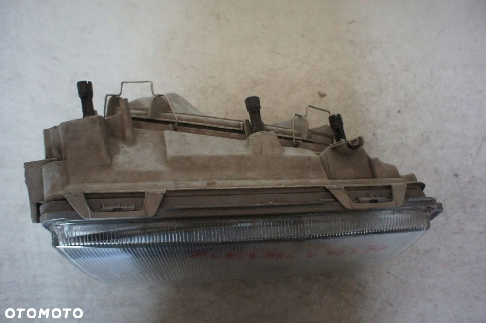 MERCEDES W124 LAMPA PRAWY PRZÓD - 2