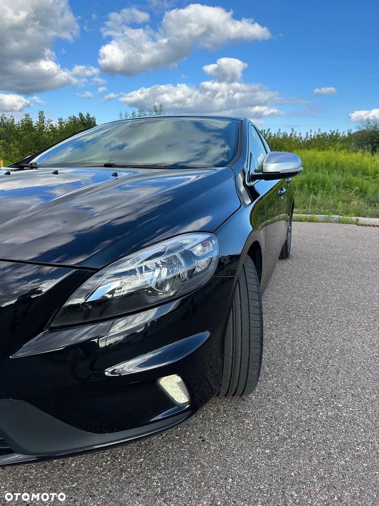 Volvo V40 T3 R Design - 3