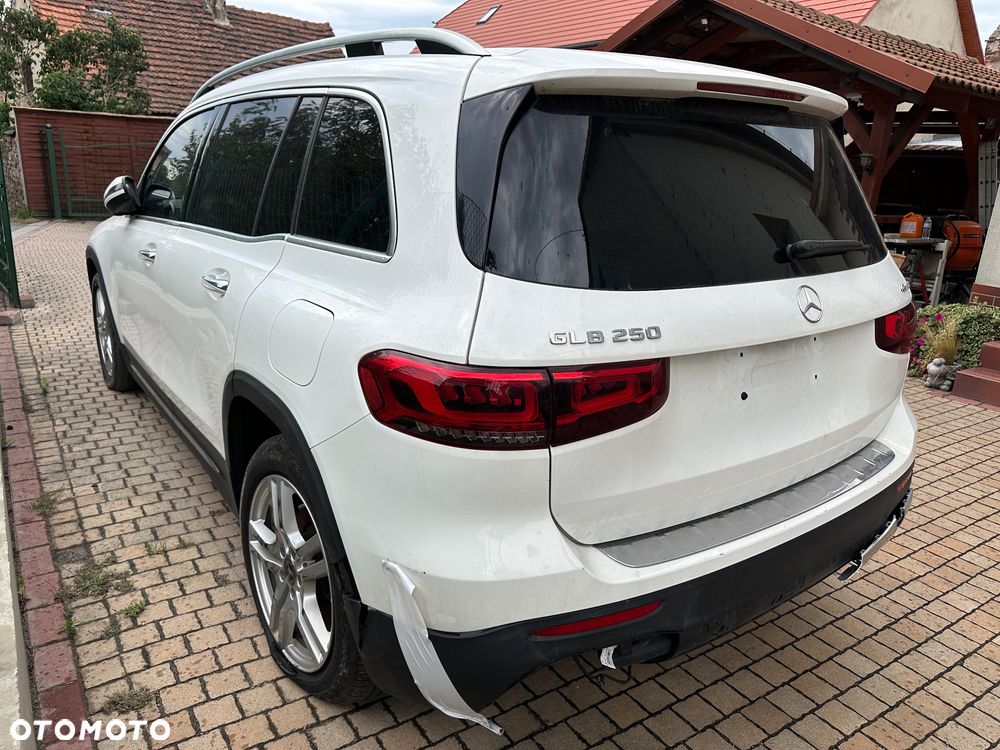 Mercedes-Benz GLB 250 4Matic 8G-DCT - 7