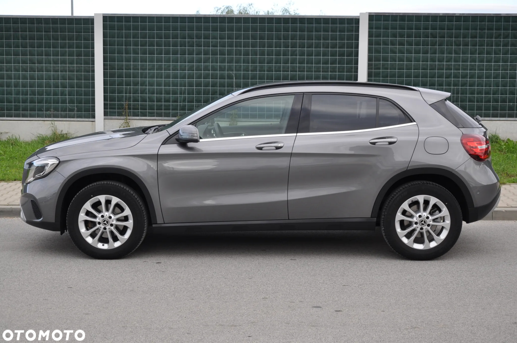 Mercedes-Benz GLA 180 7G-DCT - 32