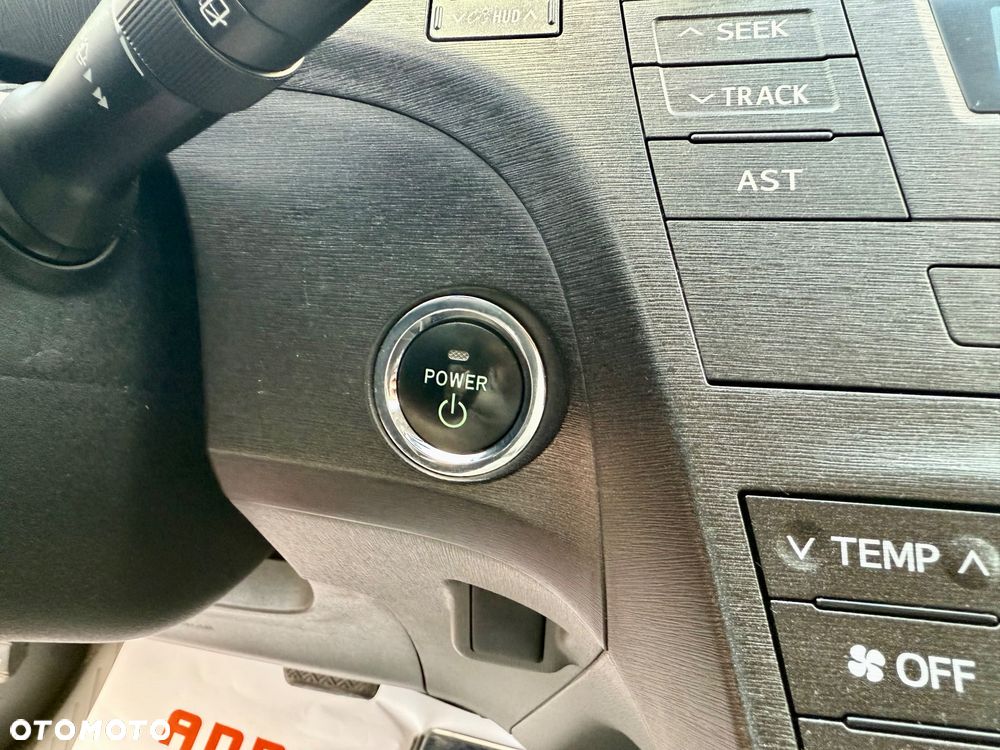 Toyota Prius (Hybrid) Life - 27
