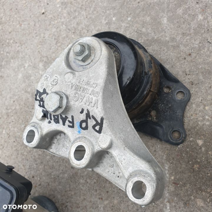 VW SEAT AUDI  SKODA  FABIA III  LAPA PODUSZKA SILNIKA LEWA PRAWA MOCOWANIE 6R0199185A  15R - 1