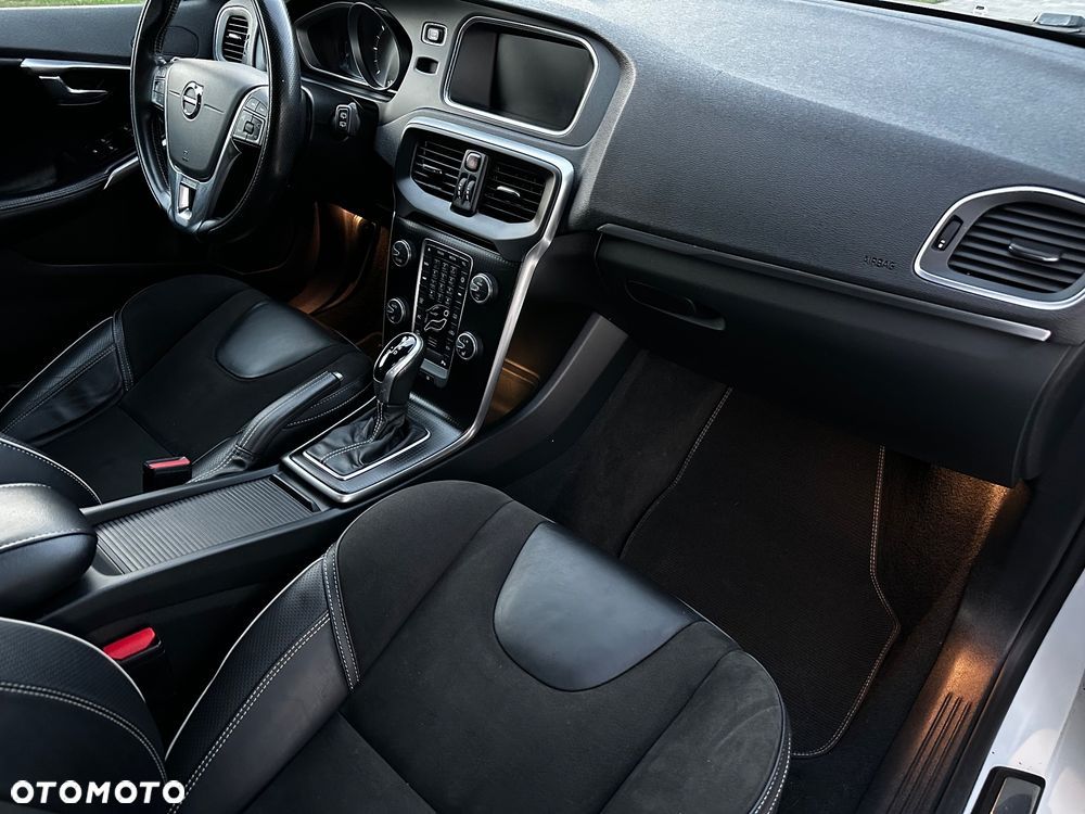 Volvo V40 D3 Geartronic RDesign - 19