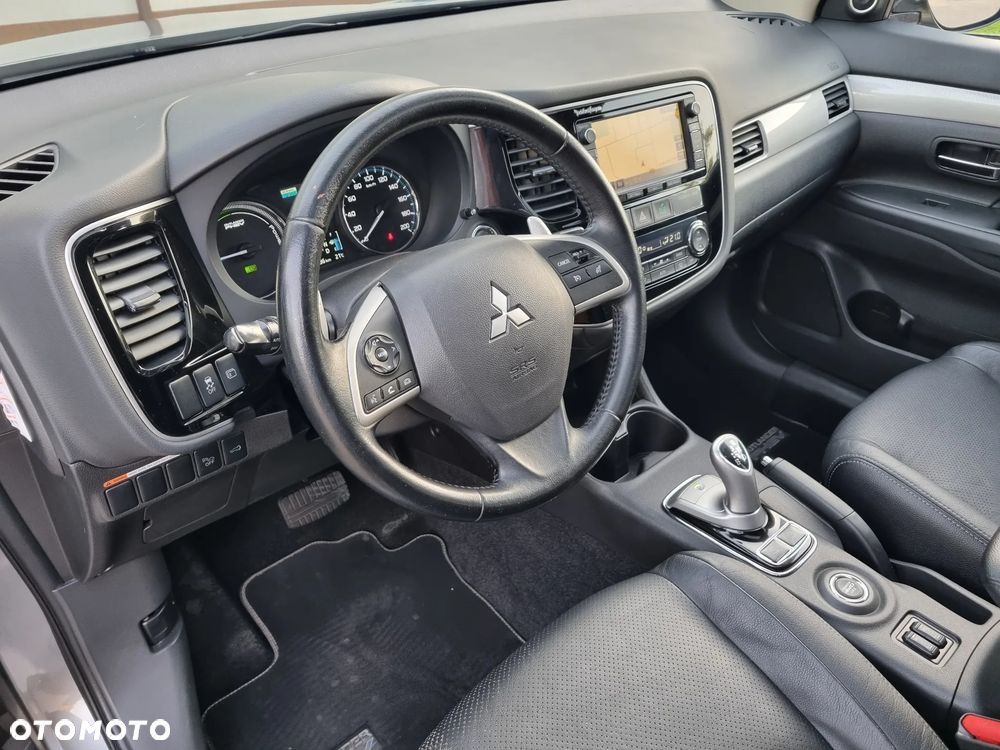 Mitsubishi Outlander Instyle NAVI + - 31