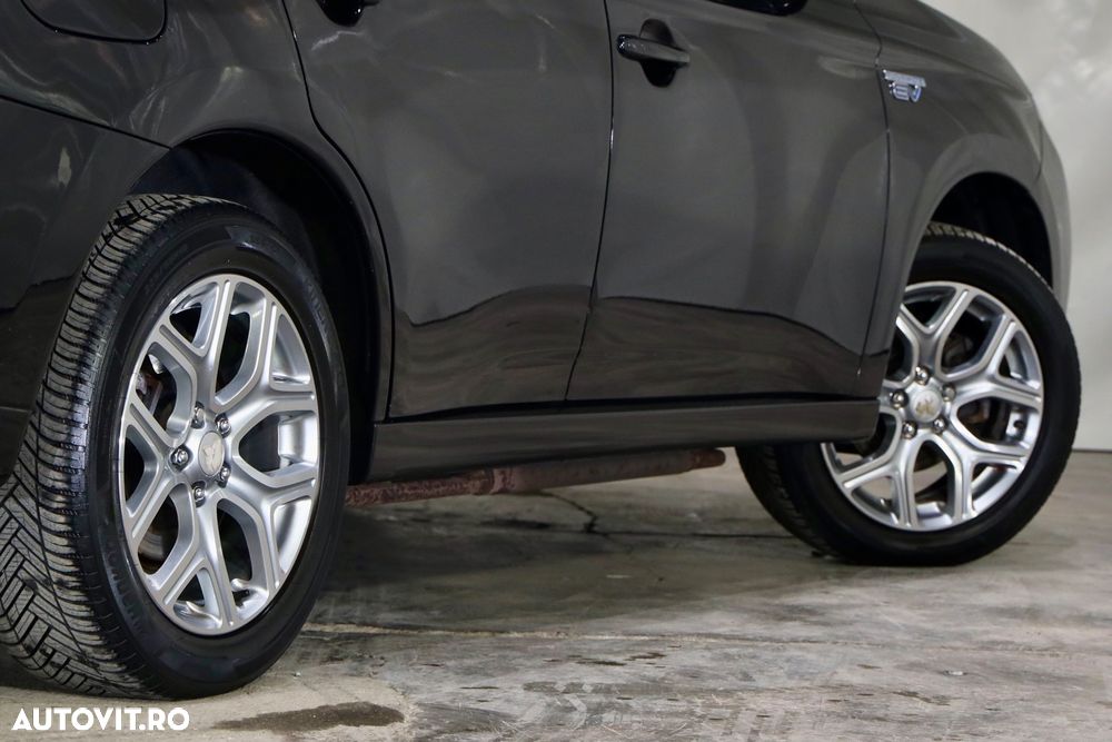 Mitsubishi Outlander 2.0 4WD Plug-In Hybrid - 28