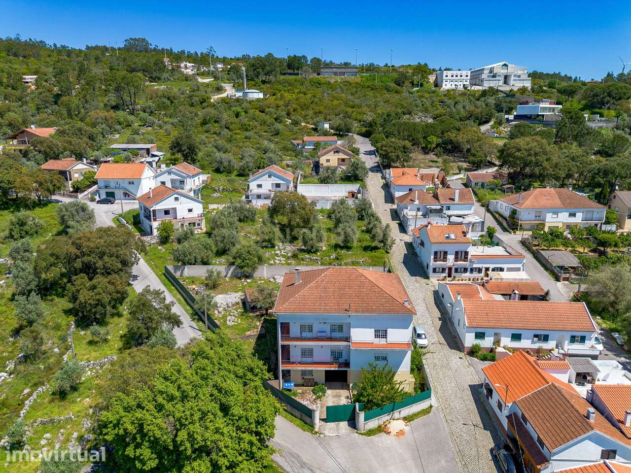 Prédio com 2 apartamentos+garagem+terreno - Grande imagem: 2/54