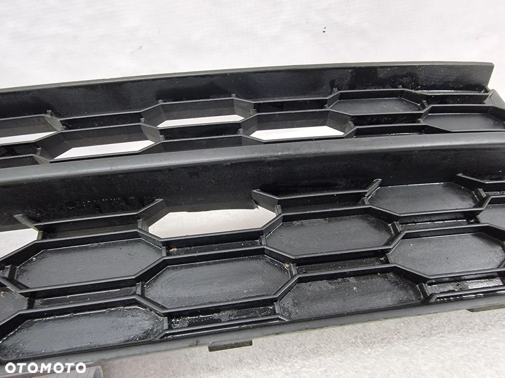 SKODA OCTAVIA 3 III LIFT 5E0 16- KRATKA ŚRODKOWA ZDERZAKA PRZEDNIEGO PRZÓD , NR 5E0853677L , NR AUKCJI KR465 - 9