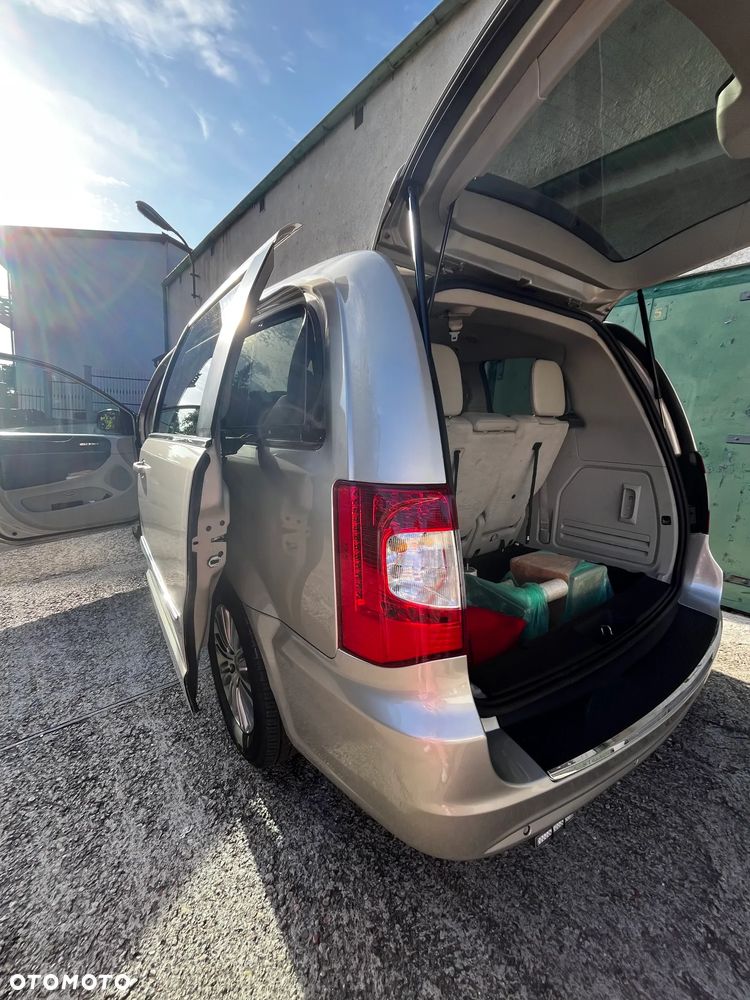 Chrysler Town & Country - 12