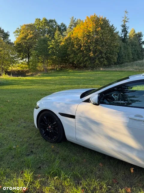 Jaguar XE 2.0 P250 R-Dynamic SE - 10