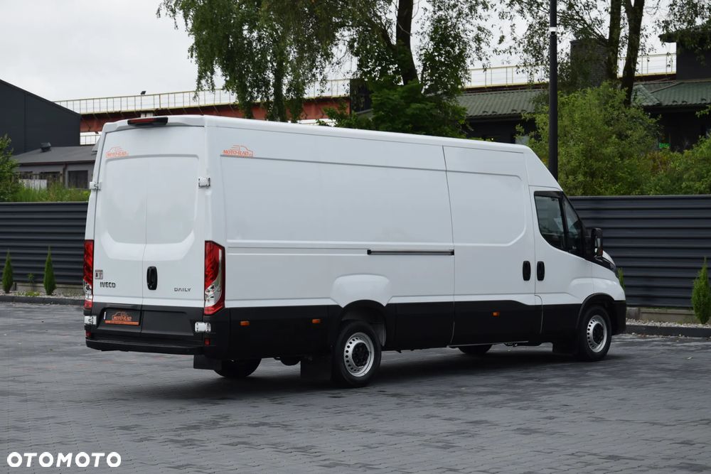 Iveco DAILY MAXI 35S16 / 2.3 - 160 KM / AUTOMAT HI-MATIC / NOWY MODEL / 3 OSOBY / DOSTAWCZE / BLASZAK / KLIMA / CZUJNIKI COFANIA / NISKI PRZEBIEG / 2022 / SERWISOWANY / Z NIEMIEC - 5