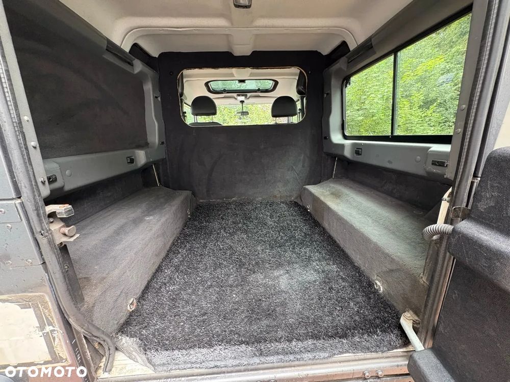 Land Rover Defender 110 SE - 14