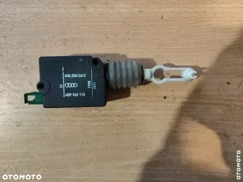 Siłownik zamka klapy bagażnika Audi A4 B6 4B9962115