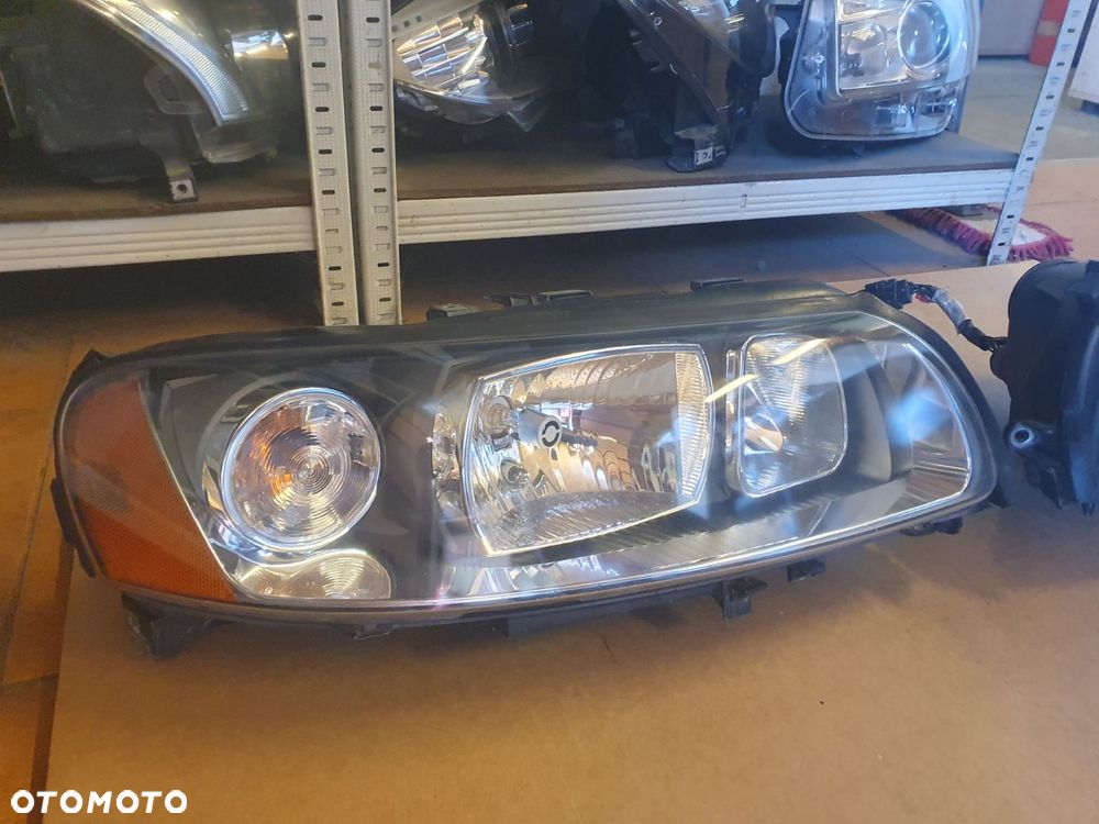 REFLEKTOR PRAWY XENON VOLVO V70 II XC70 LIFT EUROPA - 2