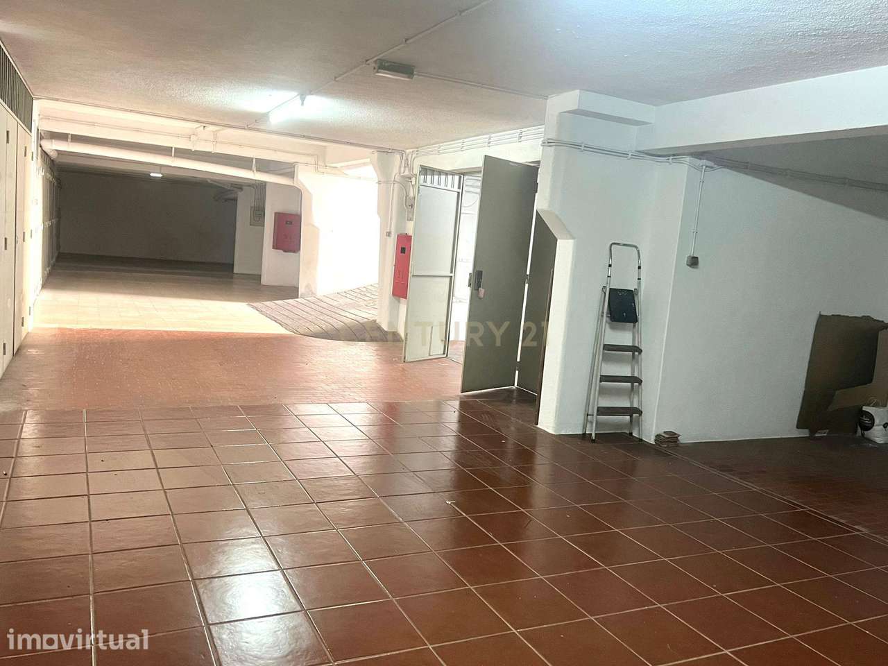 Garagem com wc e bancada cozinha Venteira - Rua Bernardim Ribeiro - Grande imagem: 4/15