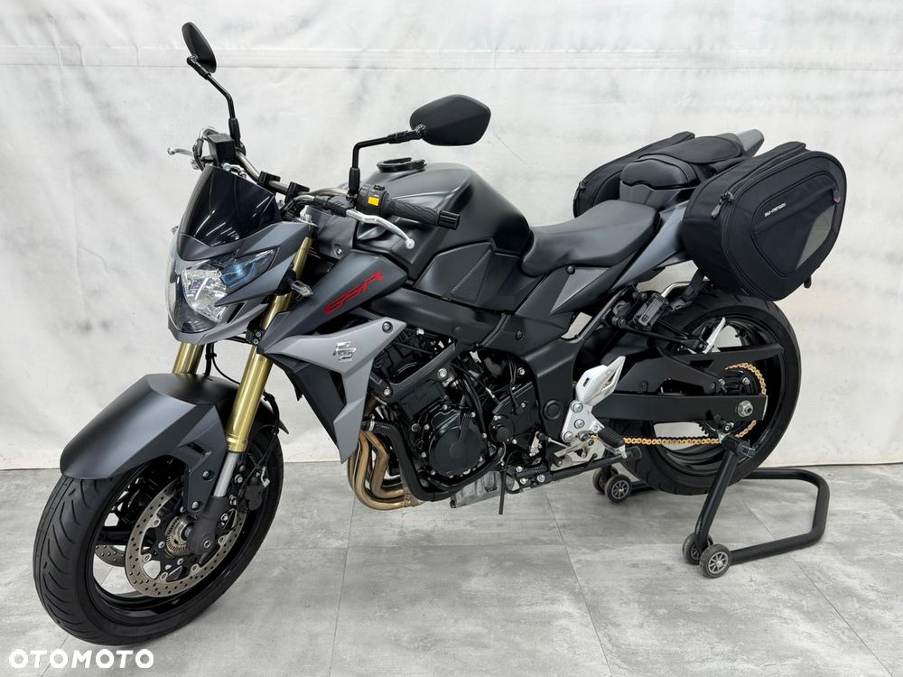 Suzuki GSR - 2