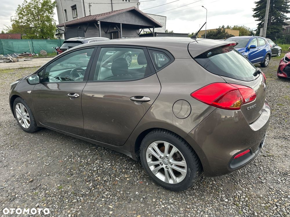 Kia Ceed 1.6 CRDi 128 ISG Vision - 14
