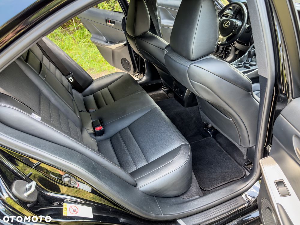 Lexus IS 200t / 300 F Sport - 10