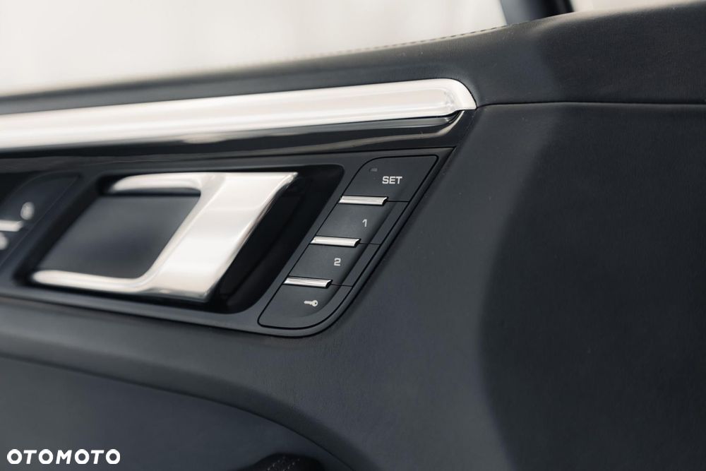 Porsche Macan Turbo - 28