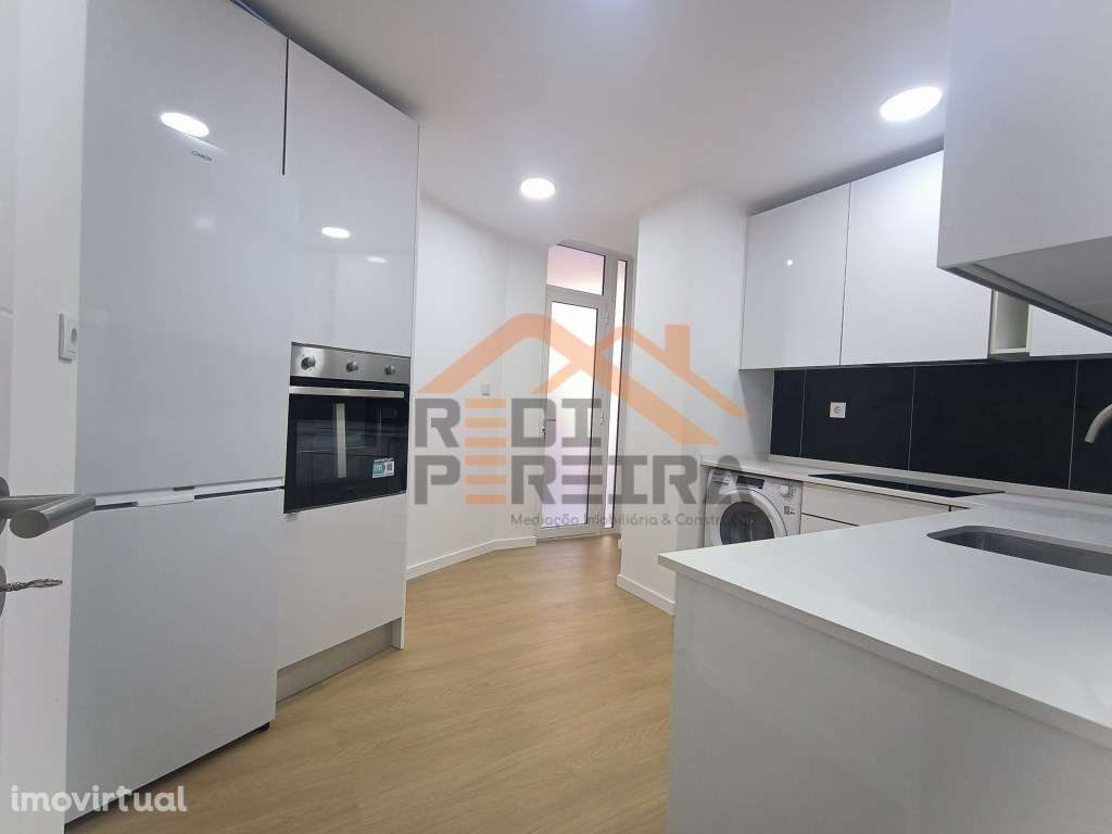 T2 em fase de remodelação, com varanda, situado na Falagueira, Amad... - Grande imagem: 3/23