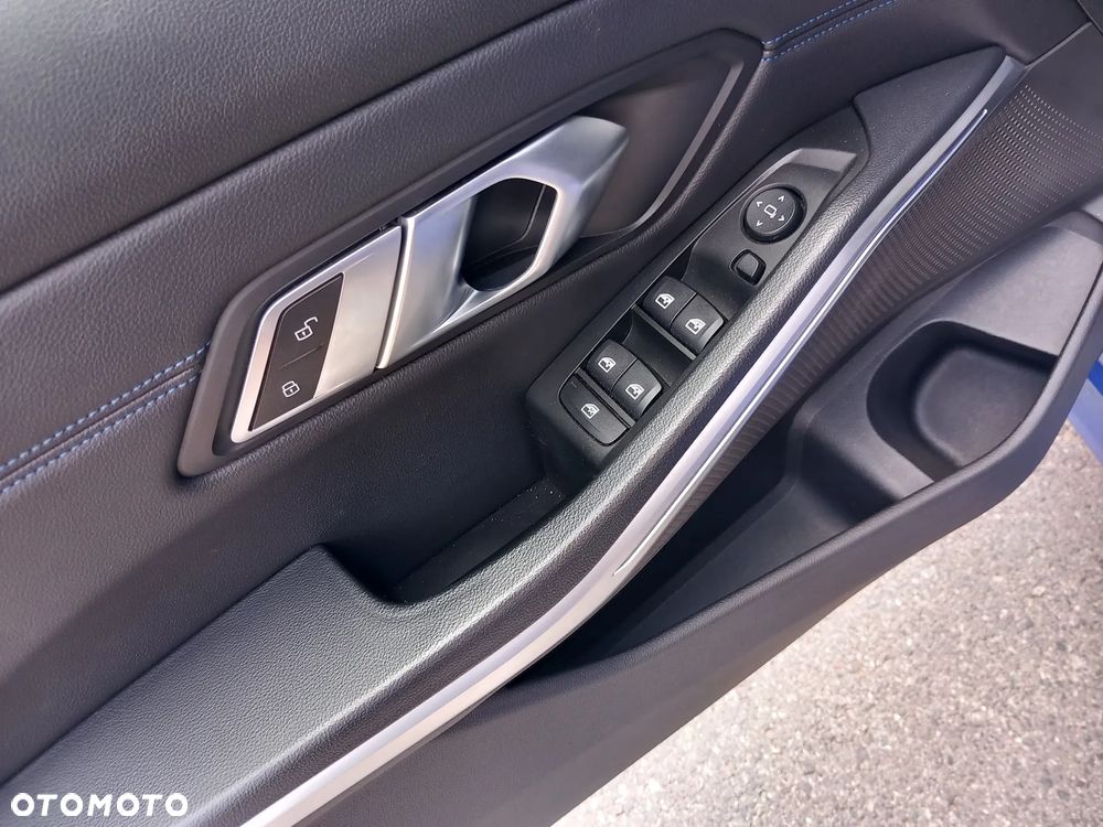 BMW Seria 3 318d M Sport Shadow - 30