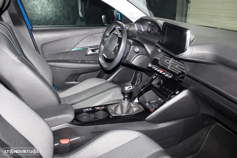 Peugeot 208 - 8