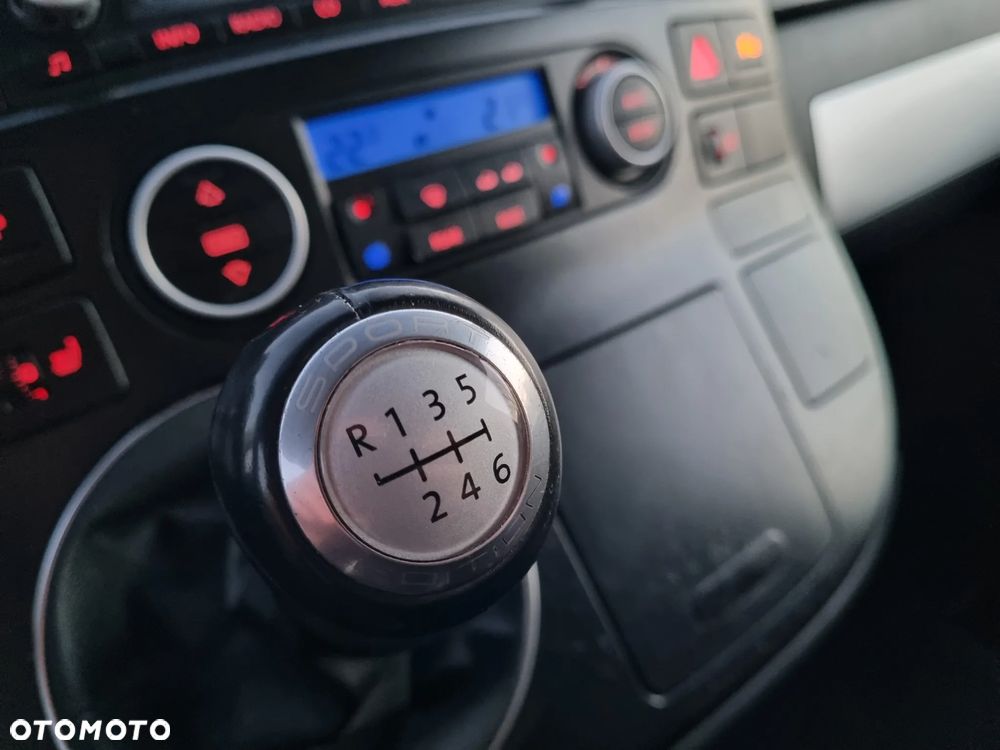 Volkswagen Multivan - 32