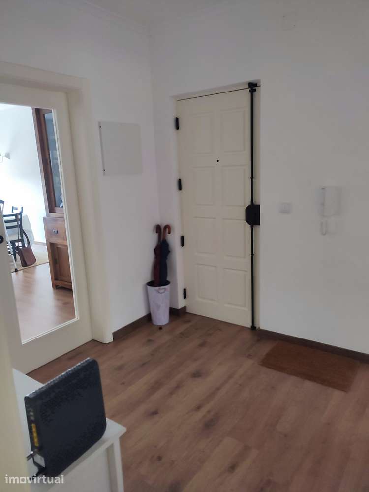 Arrenda-se excelente apartamento T2, originalmente T3 - Grande imagem: 2/17
