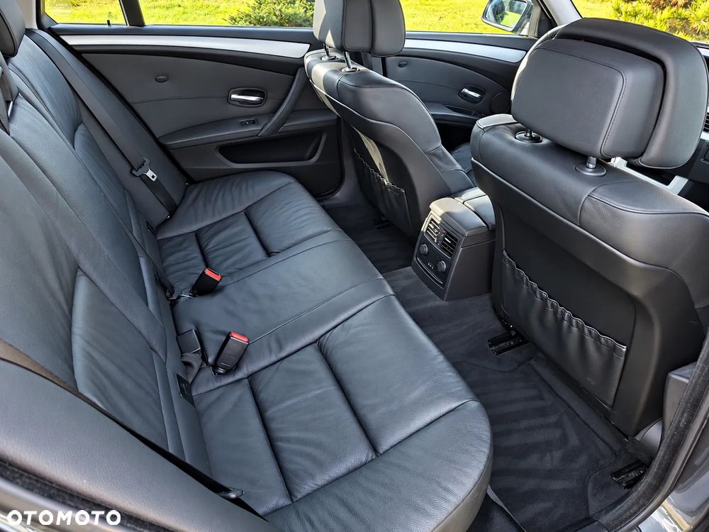 BMW Seria 5 525d - 32