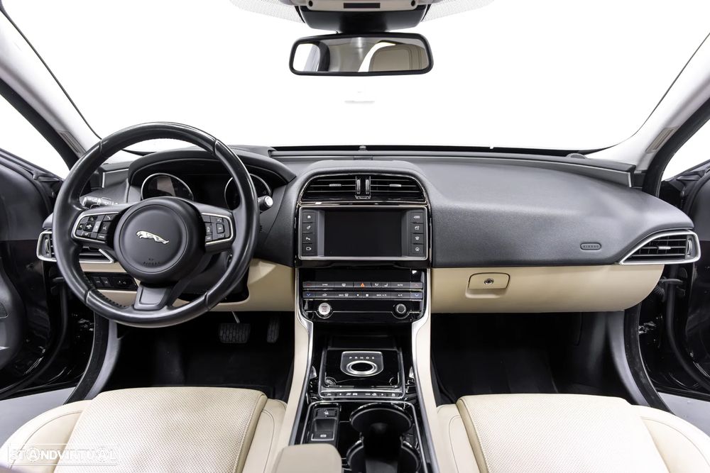 Jaguar XE 2.0 D Prestige Aut. - 32