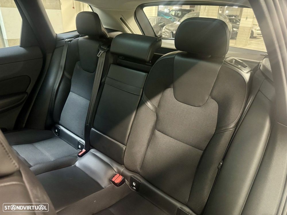 Volvo XC 60 2.0 T8 PHEV R-Design AWD - 31
