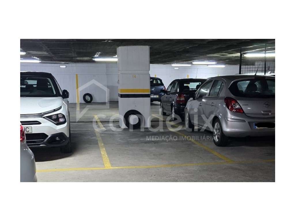 Lugar de Garagem - Rua Sacadura Cabral, Estoril - Grande imagem: 3/6