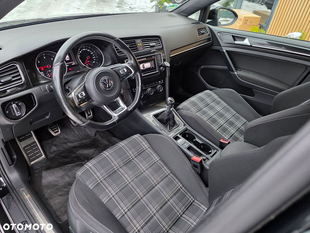 Volkswagen Golf - 11