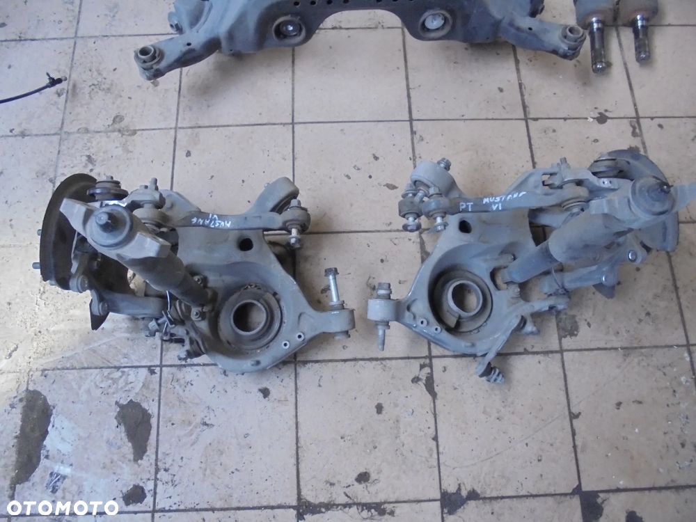 Mustang VI 5,0 wahacze piasta tył p/l - 5
