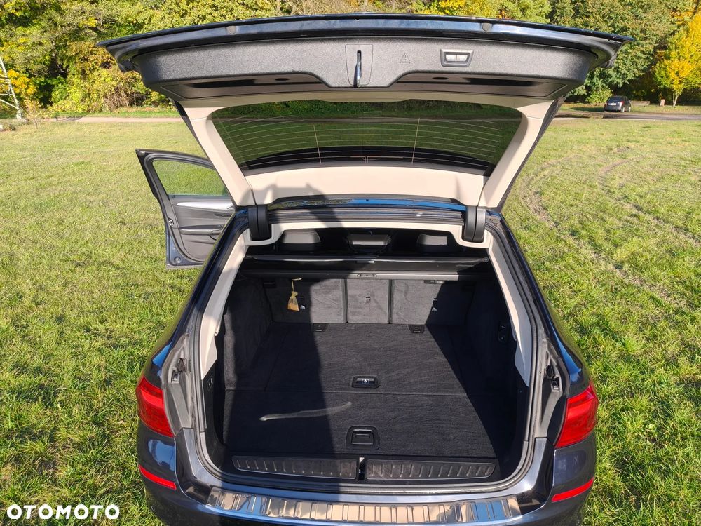 BMW Seria 5 525d - 32