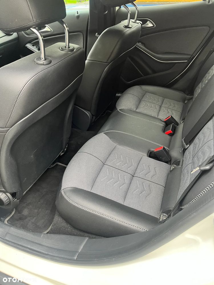 Mercedes-Benz GLA 200 7G-DCT - 12