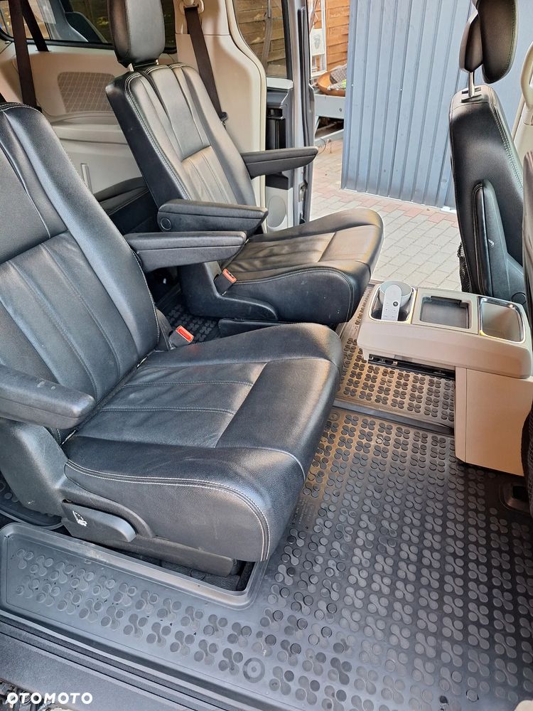 Chrysler Town & Country - 8