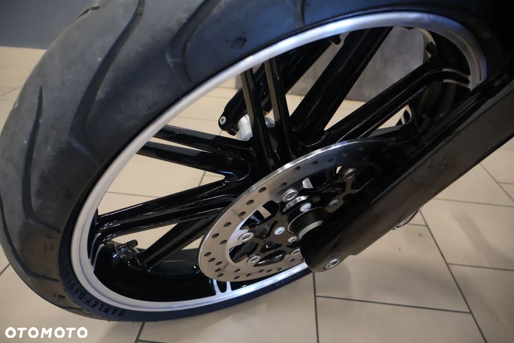 Harley-Davidson Softail Breakout - 30