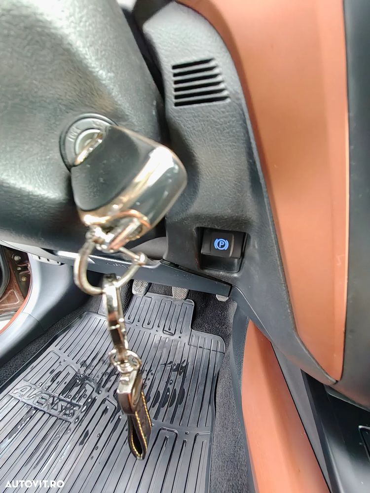 Toyota Avensis 2.0 D-4D Executive Terracotta - 25