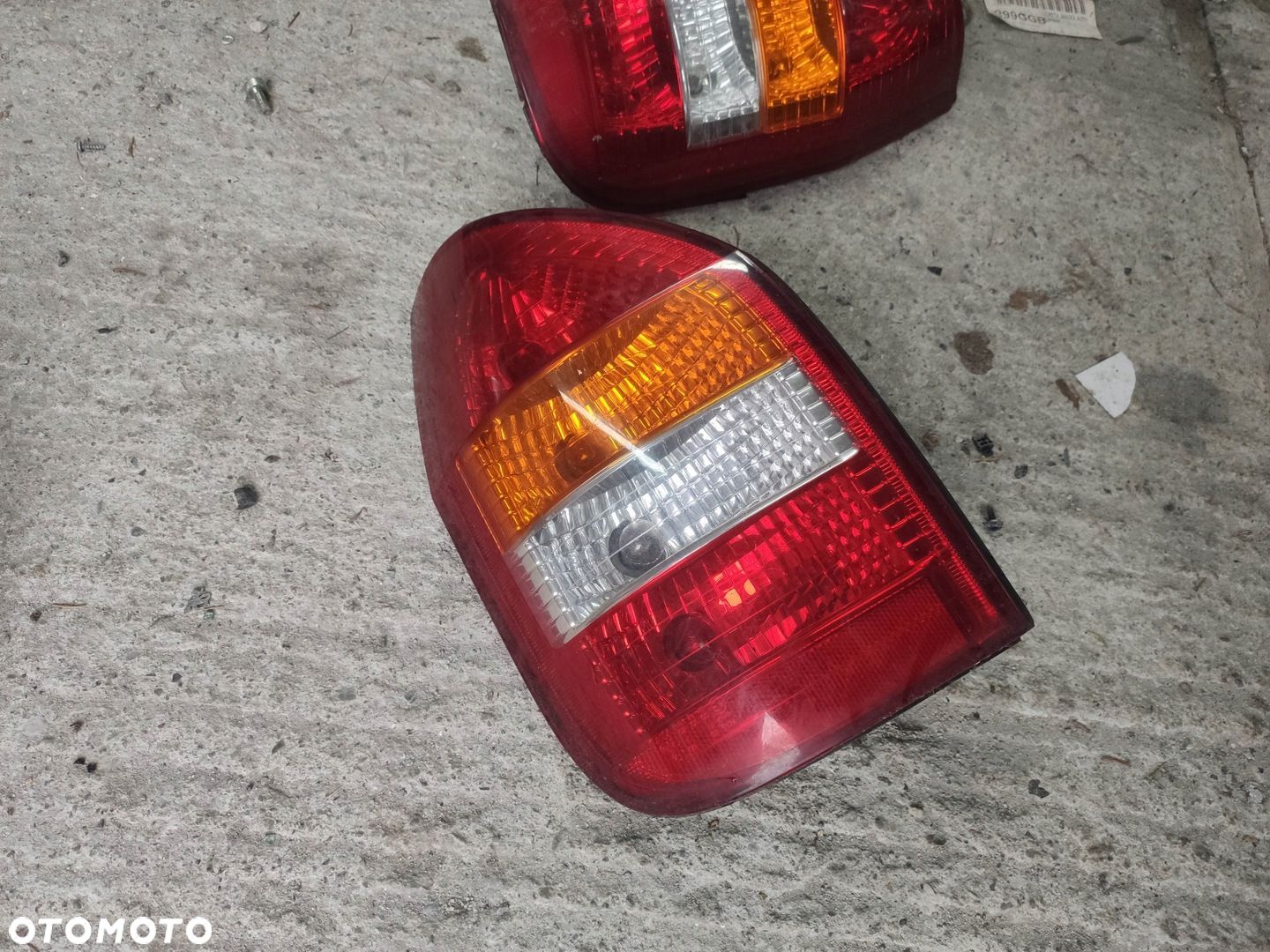 KL LAMPA LEWY TYŁ OPEL ZAFIRA A Z LISTWĄ - 1