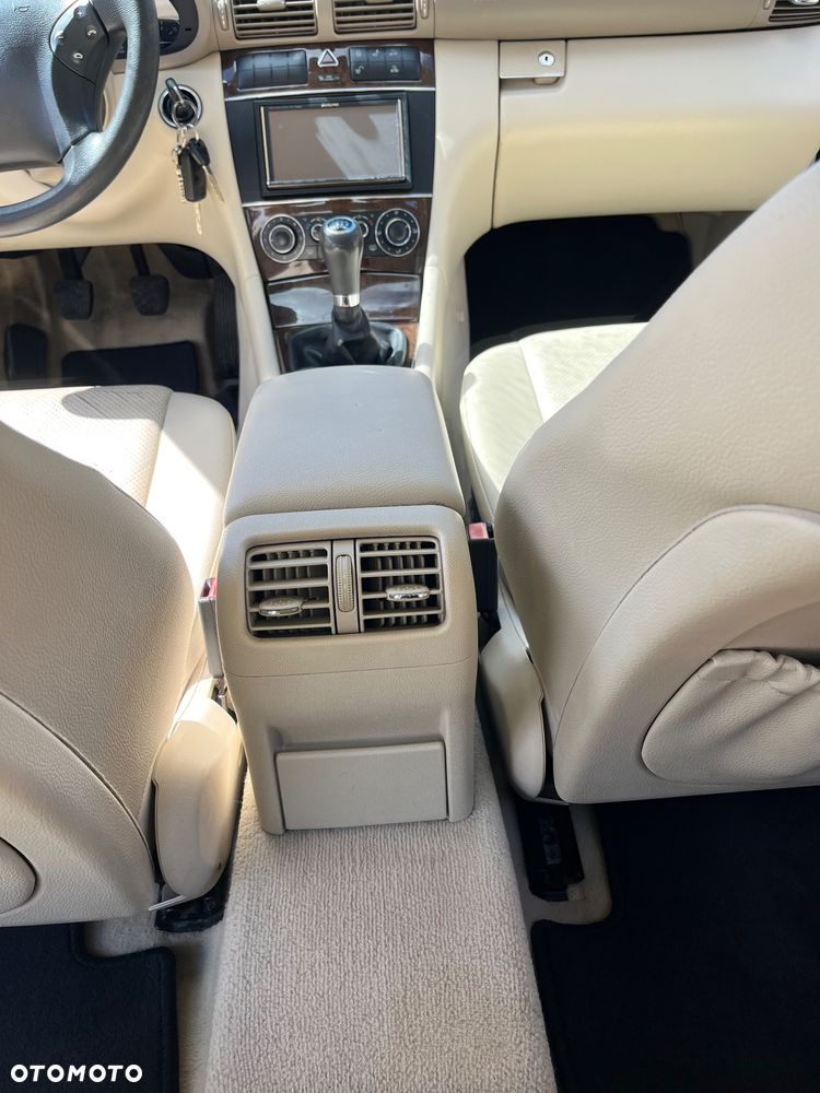 Mercedes-Benz Klasa C 180 T Kompressor Classic - 15