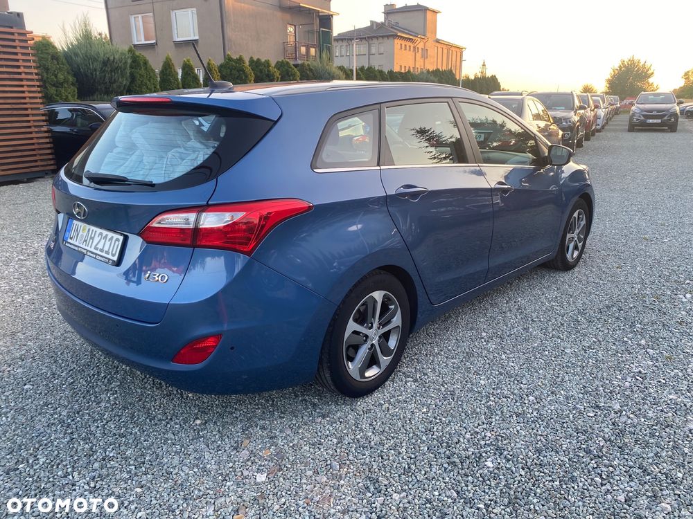 Hyundai i30 blue Kombi 1.4 YES Gold - 39