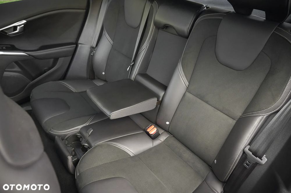 Volvo V40 D3 Geartronic RDesign - 33