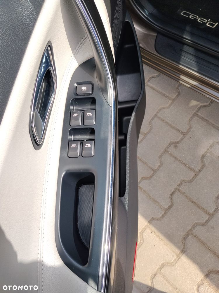 Kia Ceed 1.6 GDI ISG Platinum Edition - 12