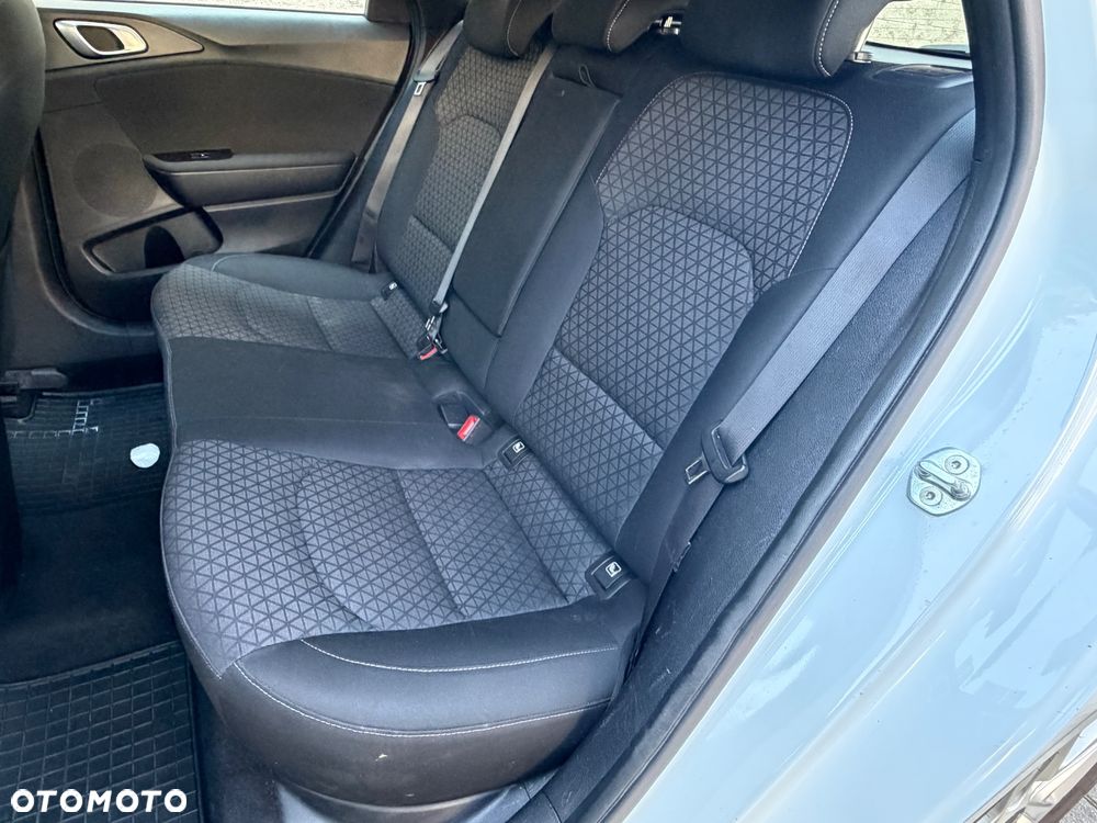 Kia Ceed 1.6 CRDi mHEV L Business Line - 9